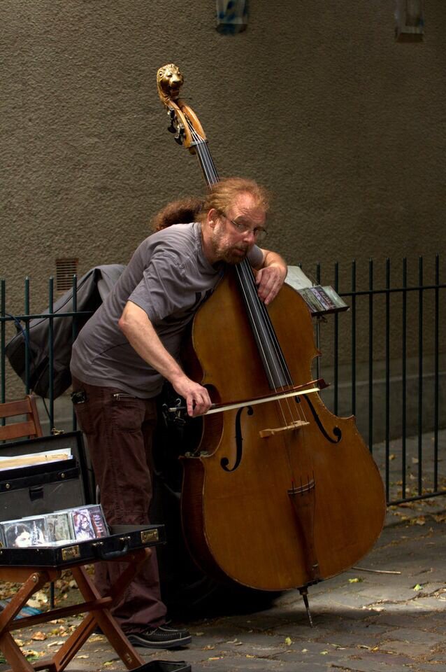 Celloist in Paris